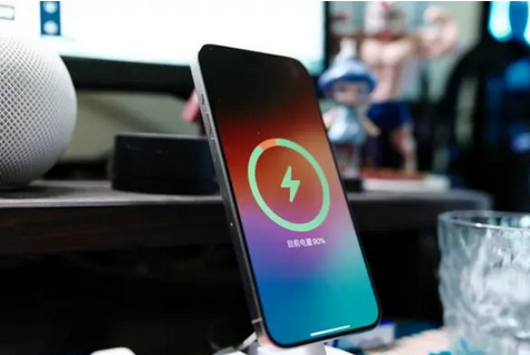 三乡镇苹果15换屏服务分享用什么充电器给iPhone15充电更好 